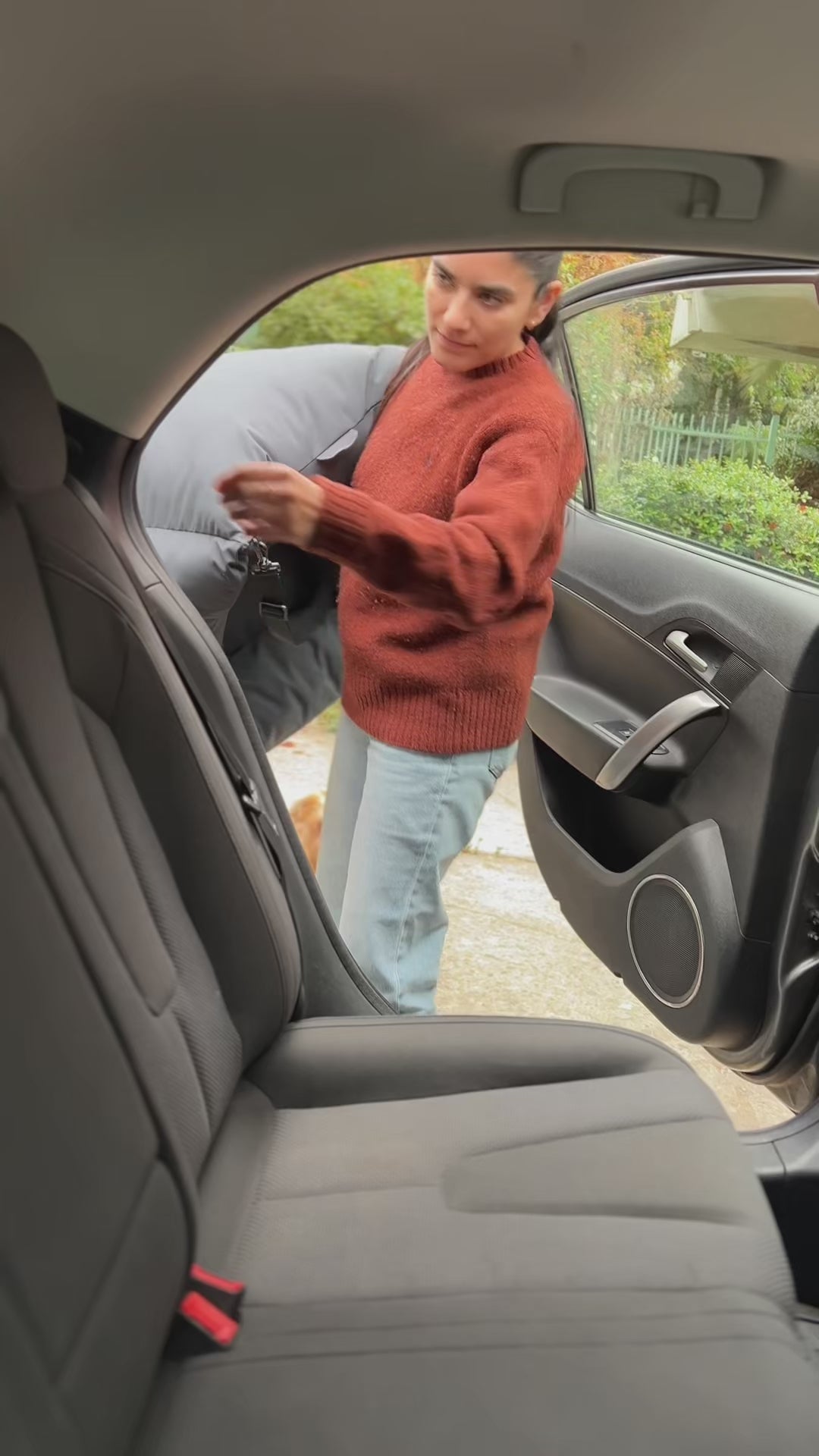 Cama para auto gris gráfito